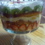 Trifle de frutas en copa grande